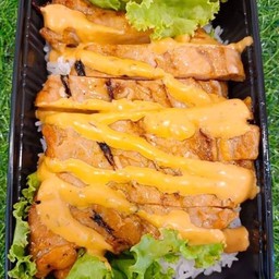 ข้าวหอมหน้าสเต็กหมูสไปซี่