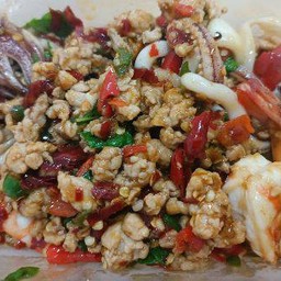 กะเพราสามสหาย กับข้าว