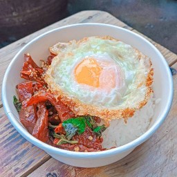 กินกระเพราแห้งกัน