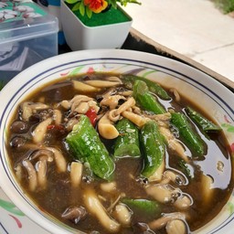 แกงเห็ดใส่บวบงู