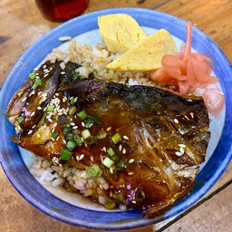 ข้าวหน้าปลาซาบะย่างซีอิ๊ว