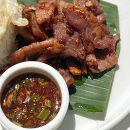 กับข้าว หมูทอดกระเทียมน้ำจิ้มแจ่ว