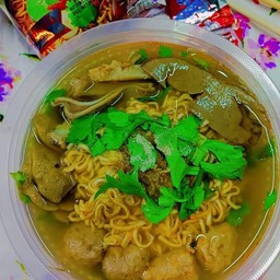 มาม่าต้มเลือดหมู