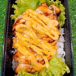 ข้าวหอมหน้าสเต็กไก่สไปซี่