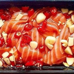 เศษแซลมอนดองน้ำปลา (เนื้อบราว)