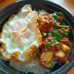 ข้าวกะเพราหมูกรอบไข่ดาว