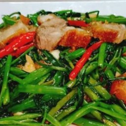 ผักบุ้งหมูกรอบ