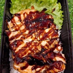 ข้าวหอมหน้าสเต็กไก่พริกไทยดำ