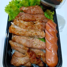 ข้าวหอมหน้าสเต็กสันคอหมู