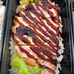 ข้าวหอมหน้าสเต็กหมูพริกไทยดำ