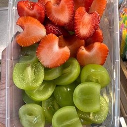 ไซมัสคัท สตอเบอรรี่ หั่นพร้อมทานปนกัน น้ำหนัก 350กรัม(ช่วงนี้สตอเบอรรี่ใช้ของนำเข้าของ เกาหลี ของออส