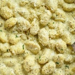 ย็อคคี่ เบคอน เปสโต้ ครีม- Gnocchi Bacon Pesto Cream