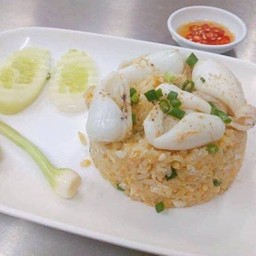 ข้าวผัดปลาหมึก