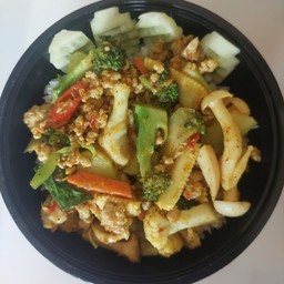 ข้าวหอมมะลิราดผัดพริกแกงหมูสับ