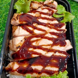 ข้าวหอมหน้าสเต็กหมูนุ่ม