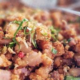 สามชั้นคั่วพริกเกลือราดข้าว