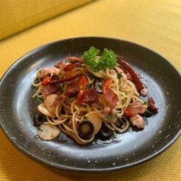 สปาเกตตีผัดพริกแห้งเบคอน