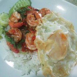 ข้าวกระเพรากุ้งไข่ดาว