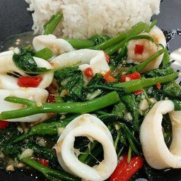 ผัดผักบุ้ง ปลาหมึก
