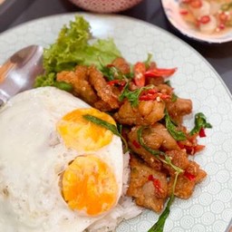 ข้าวกะเพราไก่กรอบ ไข่ดาวคู่