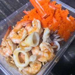 ผัดมาม่าทะเลไข่กุ้ง (กุ้งหมึกปูอัด)