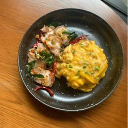 ข้าวไข่ข้นหมูสามชั้นคั่วพริกเกลือ