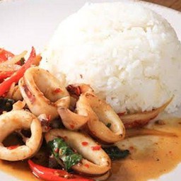 ผัดกะเพราปลาหมึกราดข้าว