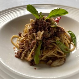 สปาผัดกระเทียมเนื้อ