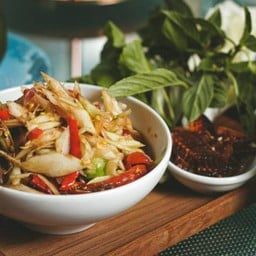 ส้มตำปูปลาร้า แกล้มก้างปลาข้างเหลืองทอด