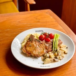 สเต็กหมูพอร์คชอปครีมซอสแอปเปิ้ลและเห็ดแชมปิญอง