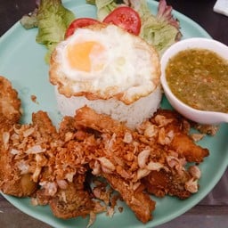 ข้าวราดปลานิลทอดกระเทียมกรอบ