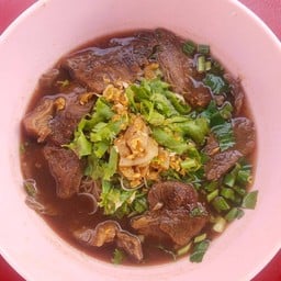 ก๋วยเตี๋ยวเจ้เดือนลูกชิ้นเมืองทอง ปั้ม ปตท ชารี ชัยพฤกษ์