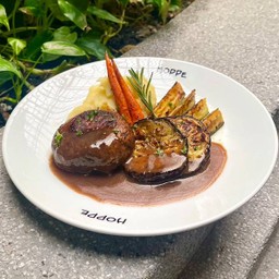 สเต็กเห็ดพอร์โทเบโลและผักย่างซอสผักตุ๋นไวน์แดง