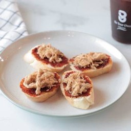 BAGUETTE SAUCE SPICY + SHREDDED PORK