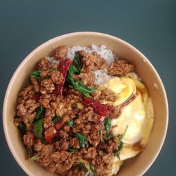 กะเพราหมูสับพริกแห้ง-ไข่ข้น
