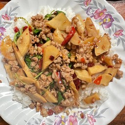 กระเพราหมูสับใส่หน่อไม้