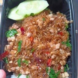 กระเพาวุ้นเส้นหมูสับราดข้าว