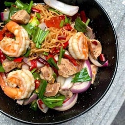 ยำมาม่าเครื่องแน่น (ปลาร้าต้มสุก)