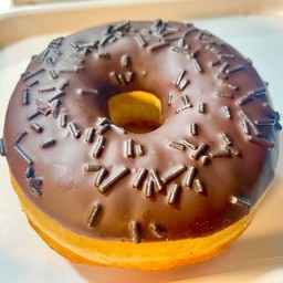 โดนัทริงเคลือบ ช็อคโกแลตโรยช็อคไรท์