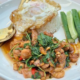 กะเพราไก่ราดข้าว+ไข่ดาว