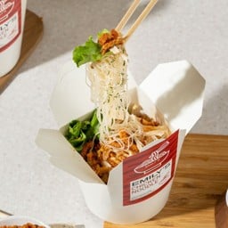 Emily's เส้นหมี่ไก่ฉีก Mahanakhon Cube