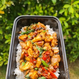 ข้าวราดกระเพราไก่ชิ้น