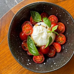 สลัดมะเขือเทศและอิตาเลียนบูราต้าชีส