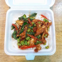 ผัดพริกแกงไก่ราดข้าว