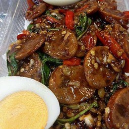 กระเพรากุนเชียง ไข่ต้ม