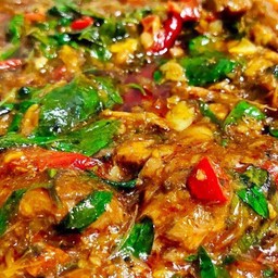 ข้าวหน้าผัดโหระพาปลากระป๋อง+ไข่ดาว