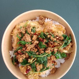 กะเพราหมูสับพริกแห้ง -ไข่เจียว