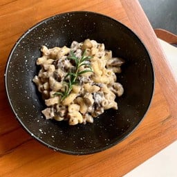 มักกะโรนีเห็ดพอร์โทเบลโลครีมซอสทรัฟเฟิล