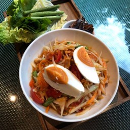 ส้มตำไทยไข่เค็ม แกล้มก้างปลาข้างเหลืองทอด