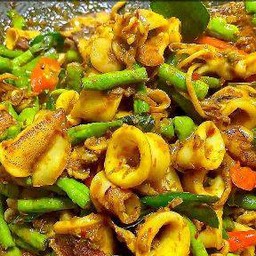 ปลาหมึก ผัดพริกแกงใต้